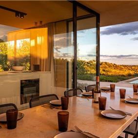 4 bedroom villa with infinity pool and sea views near Noto, Sicily, sleeps 8